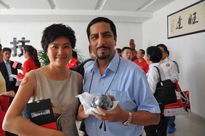 共創(chuàng)未來 企業(yè)與外商合影留念的背后故事